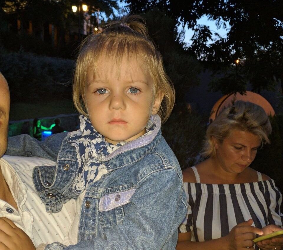 Одесситы нашли 3-летнюю девочку в центре города: пьяные родители пришли за ней через 2 часа «фото»