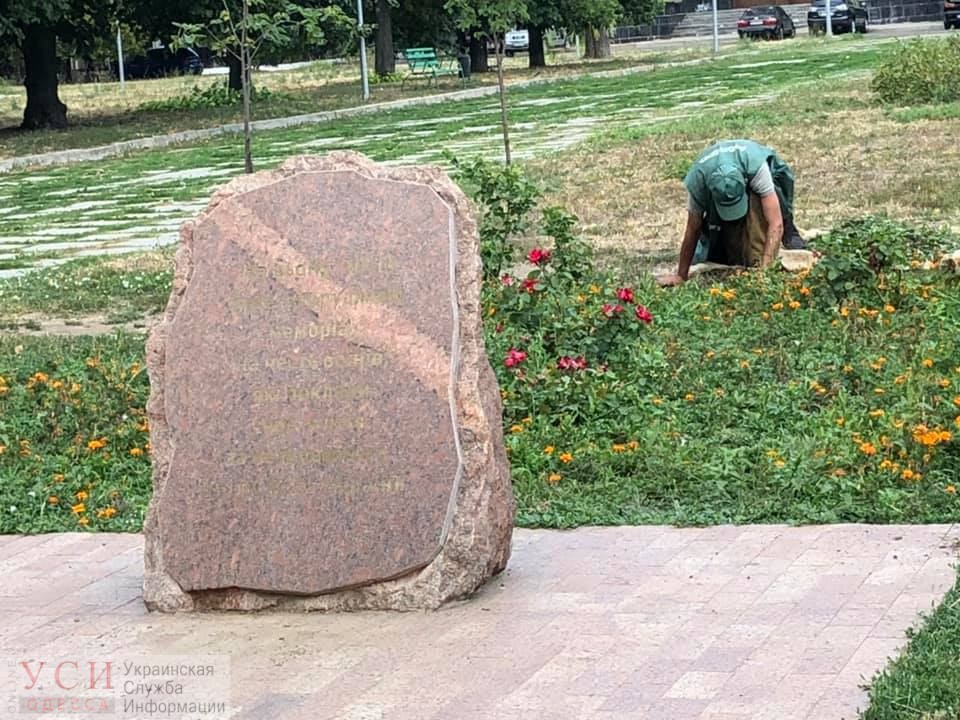 Коммунальщики отмыли оскверненный памятник погибшим воинам АТО «фото»
