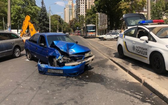 В Аркадии авто влетело в трамвай: из-за аварии движение электротранспорта остановилось (фото) usionline.com В Аркадии авто влетело в трамвай: из-за аварии движение электротранспорта остановилось (фото) «фото»