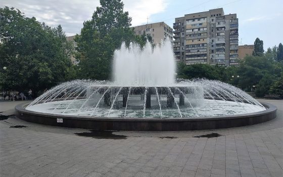 В фонтан на Крымском бульваре залили моющее средство: теперь его будут чистить несколько дней «фото»