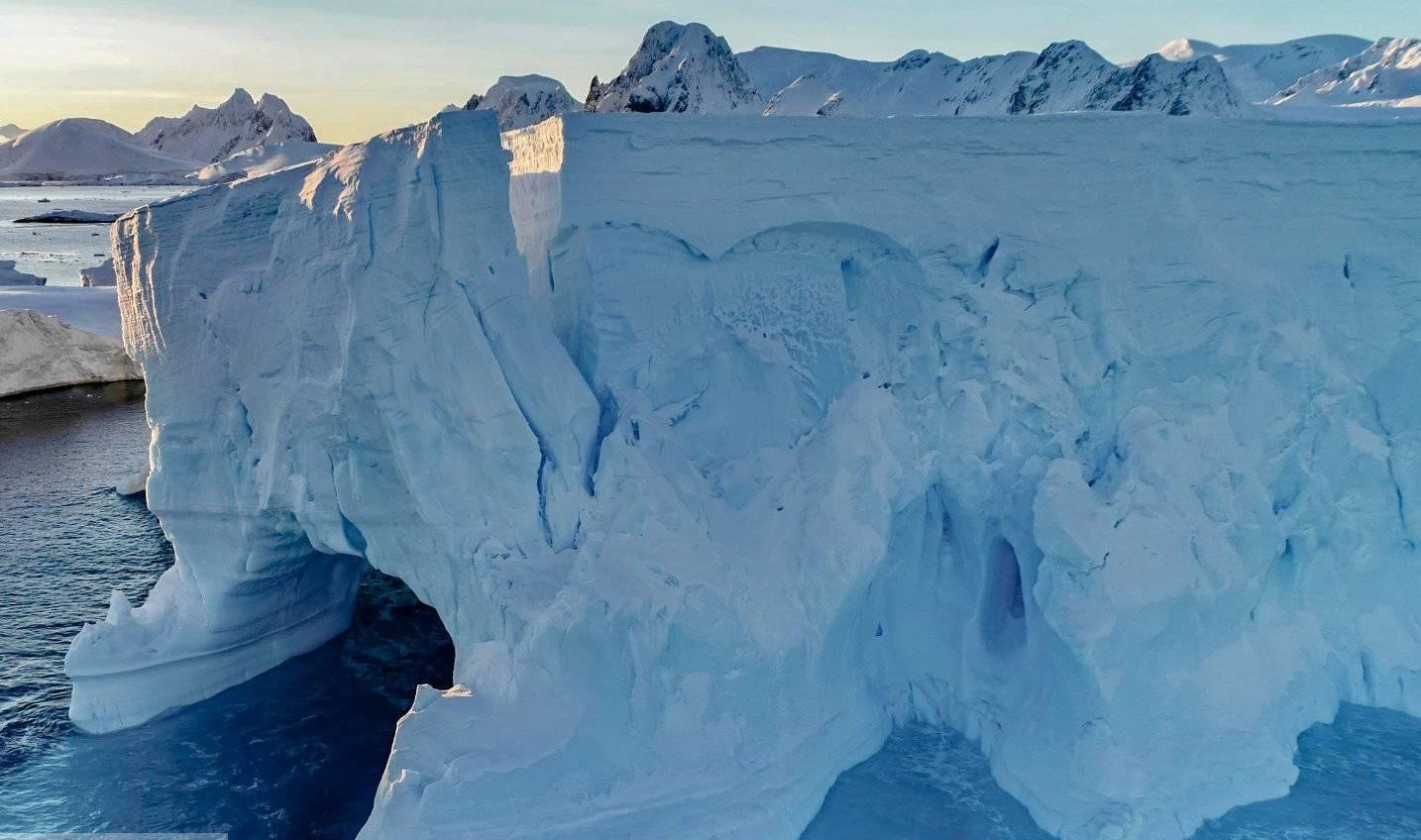Одессит сфотографировал в Антарктиде “влюбленный” айсберг «фото»