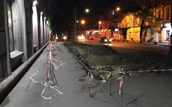 Проходим по одному: на Канатной супермаркет в ущерб пешеходам строит парковочный карман (фото, видео) «фото»