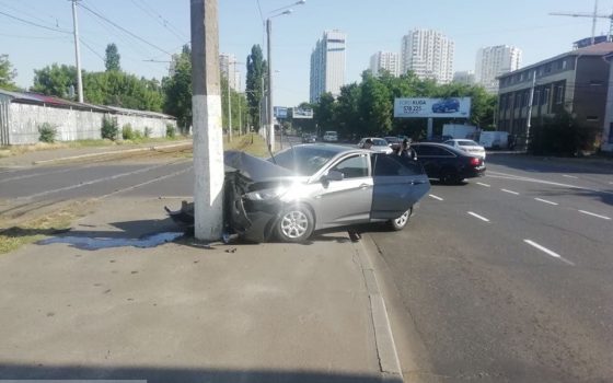 Водитель не справился с управлением и влетел в столб на Люстдорфской: его госпитализировали «фото»