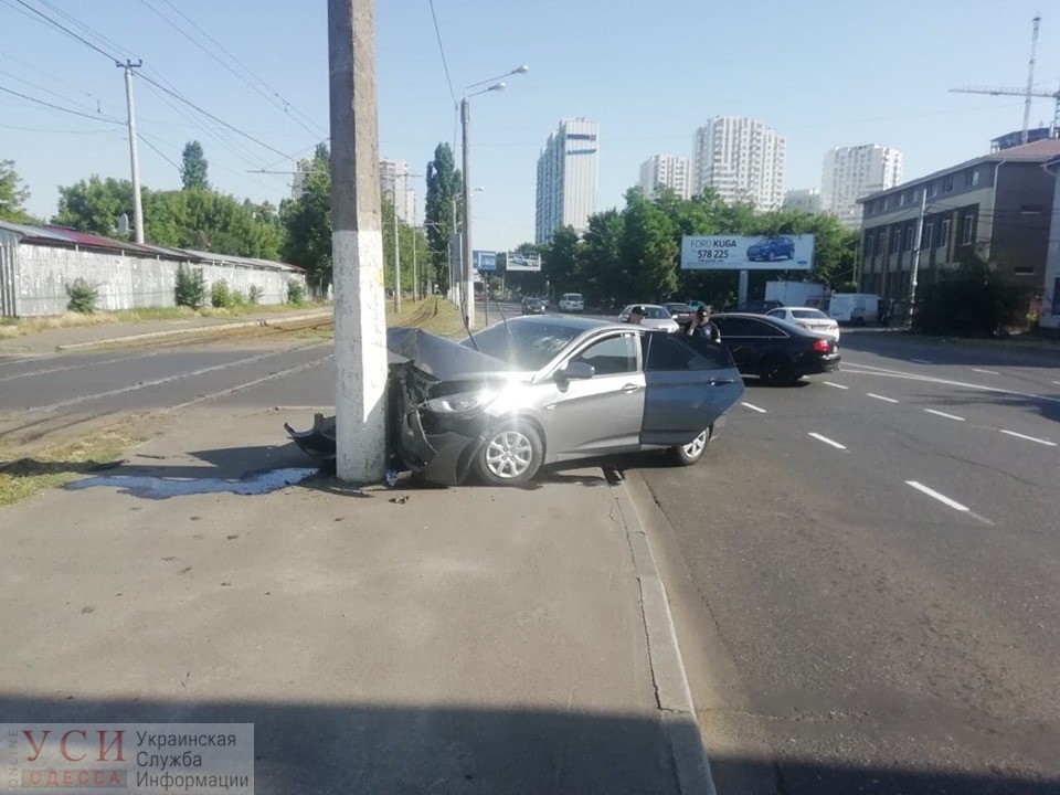Водитель не справился с управлением и влетел в столб на Люстдорфской: его госпитализировали «фото»