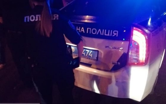 На Таирова водитель автомобиля едва не наехала на двоих детей, а потом брызнула им в глаза газовым баллончиком (фото) «фото»