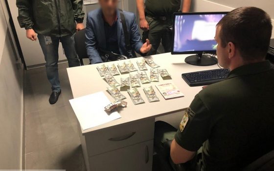 В Одесском аэропорту задержали россиянина, который за взятку добивался пропуска своего невыездного друга usionline.com В Одесском аэропорту задержали россиянина, который за взятку добивался пропуска своего невыездного друга «фото»
