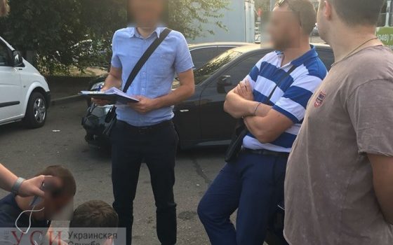 Начальника отдела исполнительной службы задержали при получении взятки на Одесском автовокзале (фото) usionline.com Начальника отдела исполнительной службы задержали при получении взятки на Одесском автовокзале (фото) «фото»