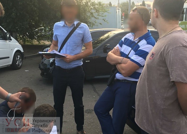 Начальника отдела исполнительной службы задержали при получении взятки на Одесском автовокзале (фото) «фото»