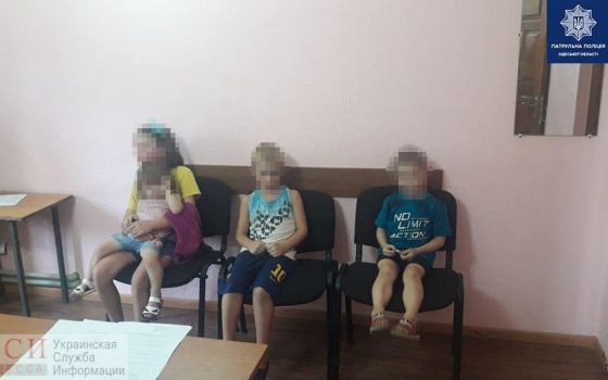 Полуторагодовалая малышка едва не выпала с балкона: в Одессе полиция нашла в запертой квартире 4-х малолетних детей (фото) usionline.com Полуторагодовалая малышка едва не выпала с балкона: в Одессе полиция нашла в запертой квартире 4-х малолетних детей (фото) «фото»