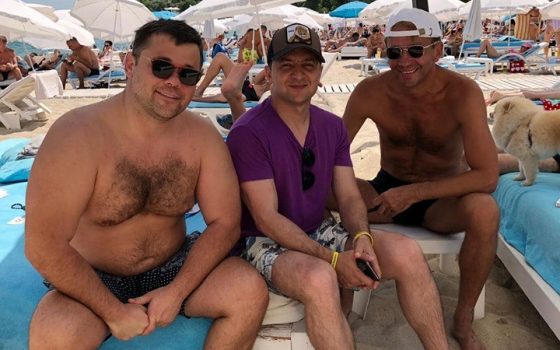 Владимир Зеленский отдыхает на одном из пляжей Одессы (фото) usionline.com Владимир Зеленский отдыхает на одном из пляжей Одессы (фото) «фото»