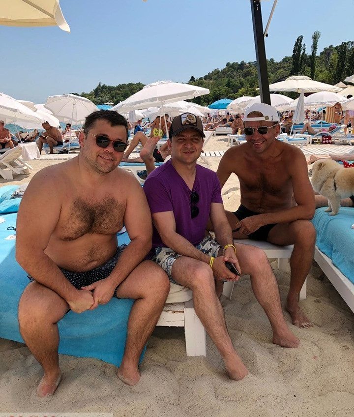 Владимир Зеленский отдыхает на одном из пляжей Одессы (фото) usionline.com Владимир Зеленский отдыхает на одном из пляжей Одессы (фото) «фото»