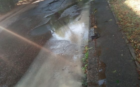 На Молдаванке третьи сутки течет по улице “река” из прорвавшегося водопровода «фото»