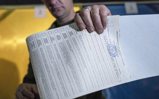 В Раздельной пытались вынести пустые бланки, которые могли использовать для фальсификации «фото»
