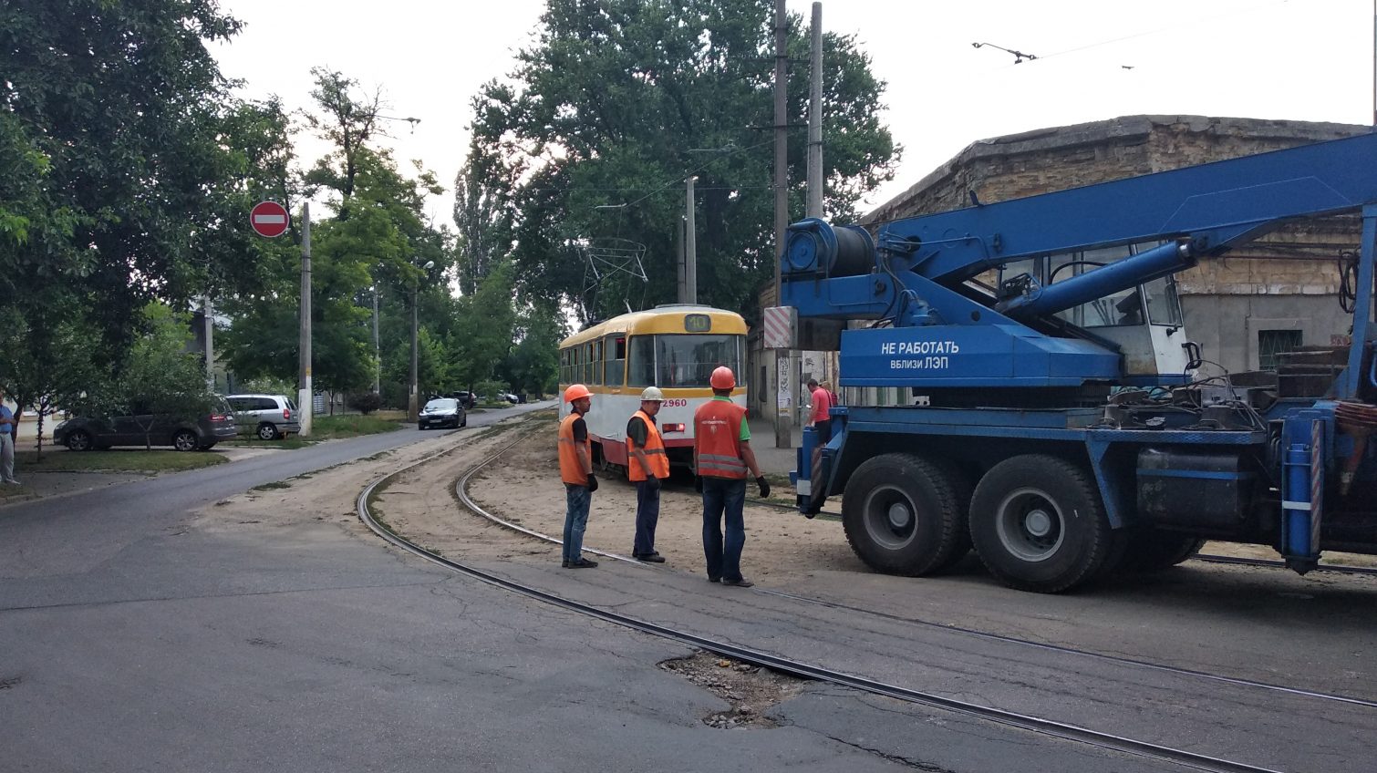 Жители Малиновского района опасаются, что трамвай сойдет с рельсов и въедет в их дом (фото) «фото»