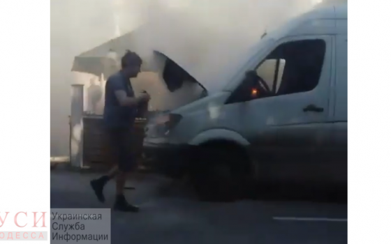 В центре Одессы на ходу загорелся микроавтобус (видео) «фото»