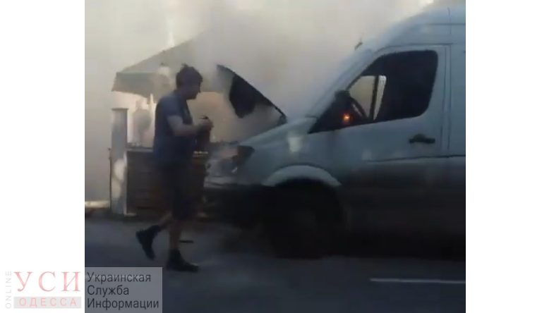 В центре Одессы на ходу загорелся микроавтобус (видео) «фото»