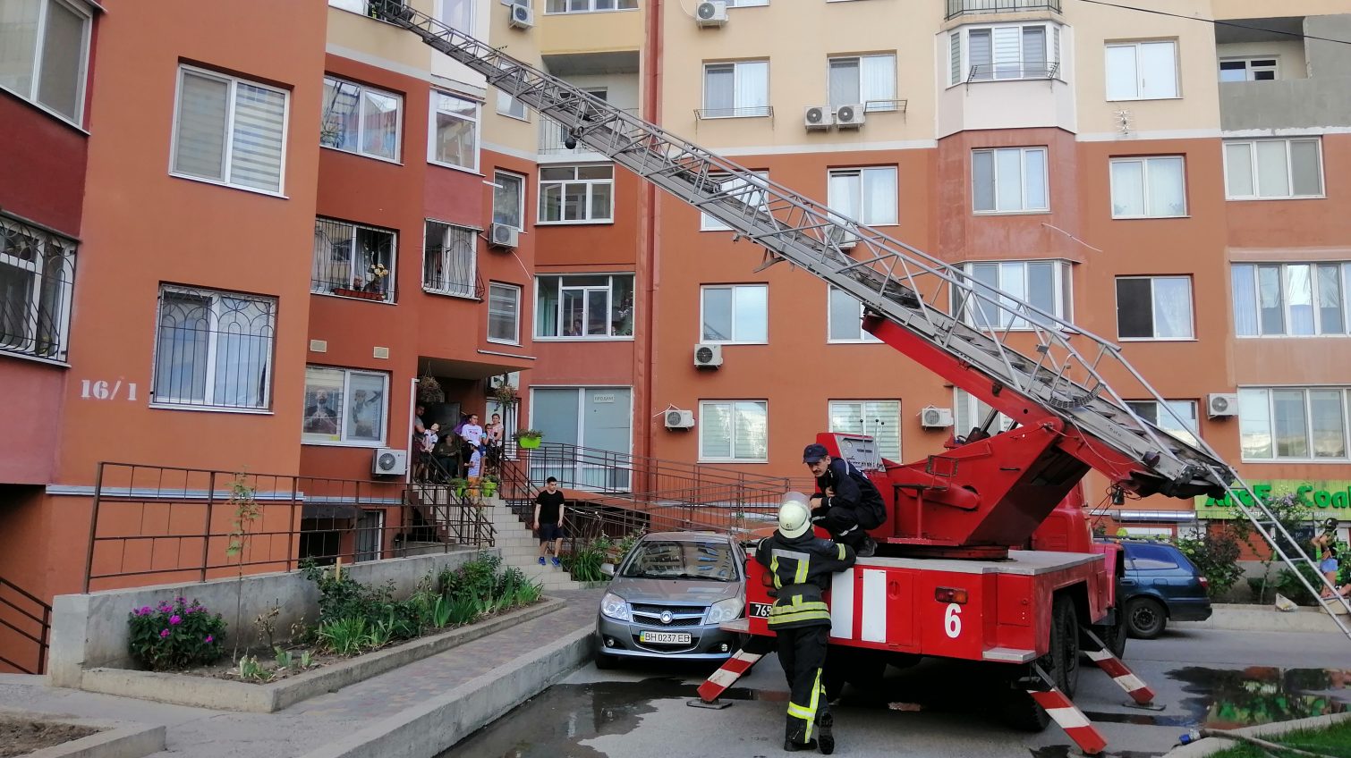 Пожар в Радужном: спасатели эвакуировали жителей многоэтажки (фото) «фото»