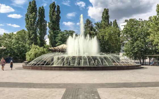 Фонтан на Крымском бульваре загрязнили рабочие, которые мыли в нем ведра (видео) «фото»
