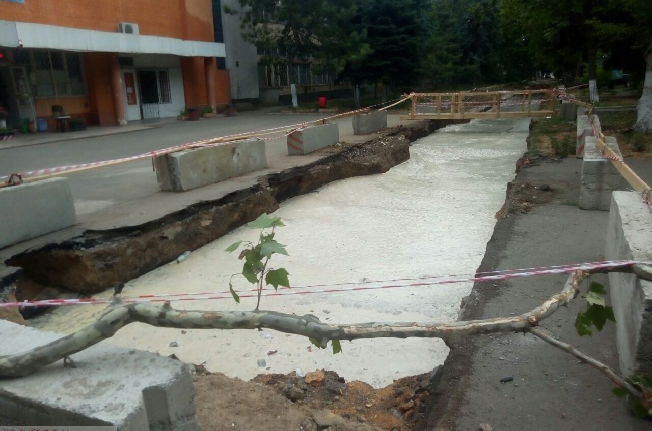 На Черемушках потоп: на Варненской образовалась река, зато в домах воды нет (фото) «фото»