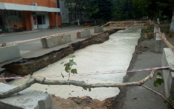 На Черемушках потоп: на Варненской образовалась река, зато в домах воды нет (фото) usionline.com На Черемушках потоп: на Варненской образовалась река, зато в домах воды нет (фото) «фото»
