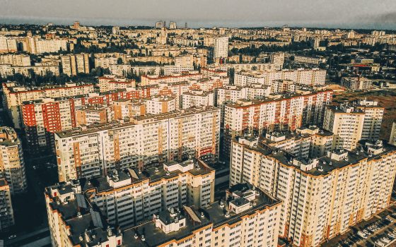 Реалии “Радужного”: бесконечные многоэтажки, парковки и минимум зеленой зоны (аэросъемка) «фото»
