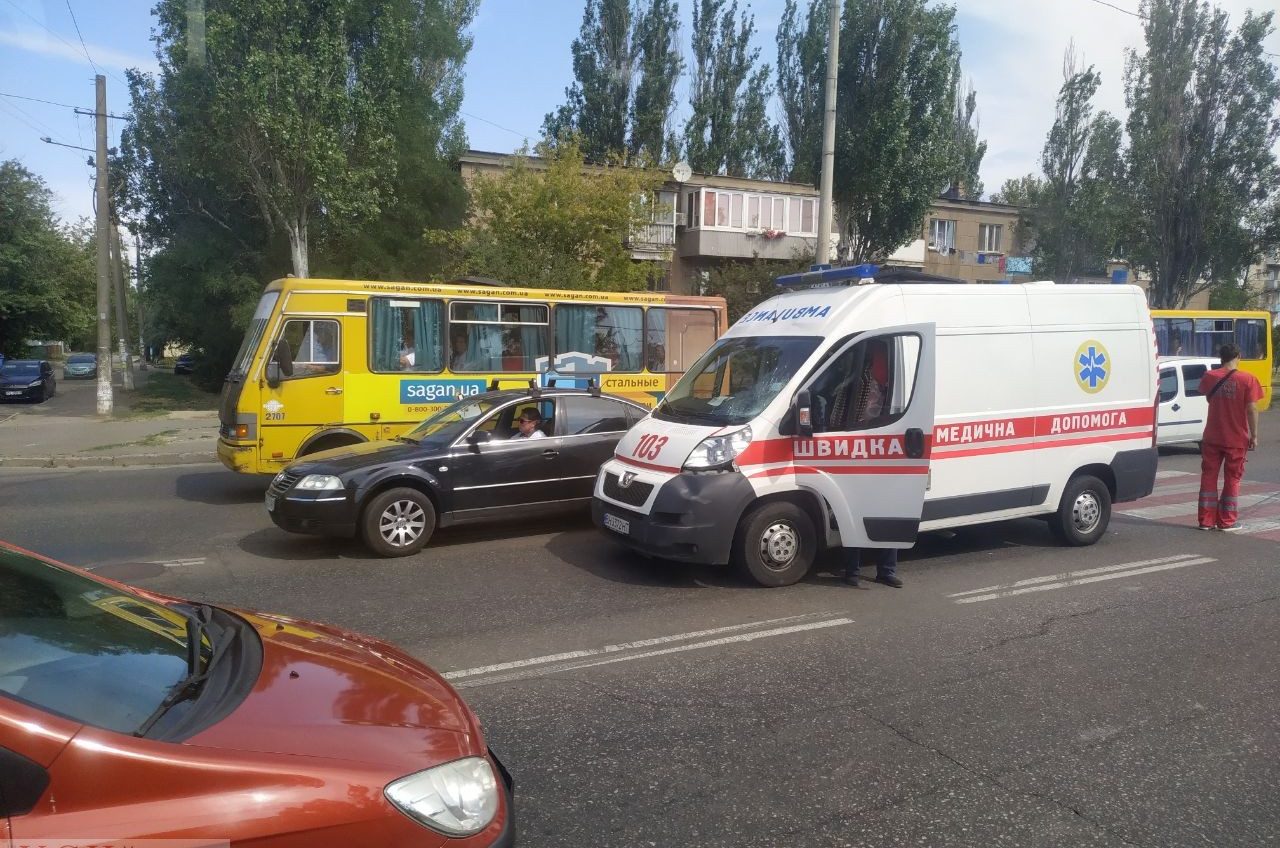 На поселке Котовского тройное ДТП – скорая сбила человека и столкнулась с легковым автомобилем (видео) «фото»