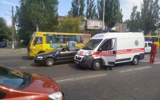 На поселке Котовского тройное ДТП – скорая сбила человека и столкнулась с легковым автомобилем (видео) usionline.com На поселке Котовского тройное ДТП – скорая сбила человека и столкнулась с легковым автомобилем (видео) «фото»