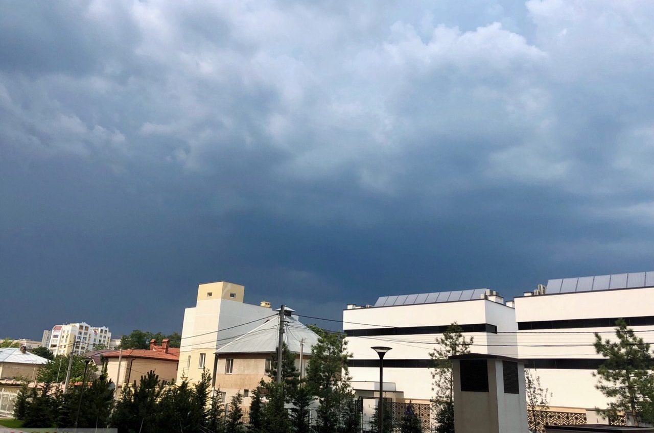 В Одессе резко ухудшилась погода: небо затянуло тучами и гремит гром (фото, видео) «фото»