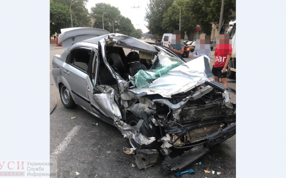 На Столбовой легковой автомобиль влетел грузовик (фото) usionline.com На Столбовой легковой автомобиль влетел грузовик (фото) «фото»