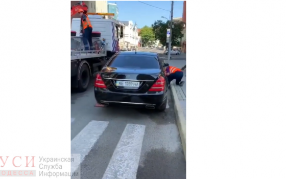 Во время визита мэра Днепра в Одессу, его Mercedes оштрафовали за неправильную парковку (видео) usionline.com Во время визита мэра Днепра в Одессу, его Mercedes оштрафовали за неправильную парковку (видео) «фото»