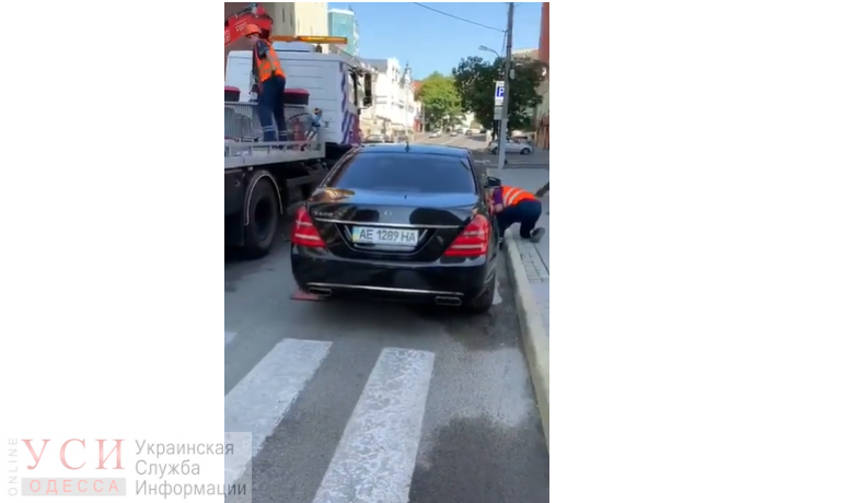 Во время визита мэра Днепра в Одессу, его Mercedes оштрафовали за неправильную парковку (видео) «фото»