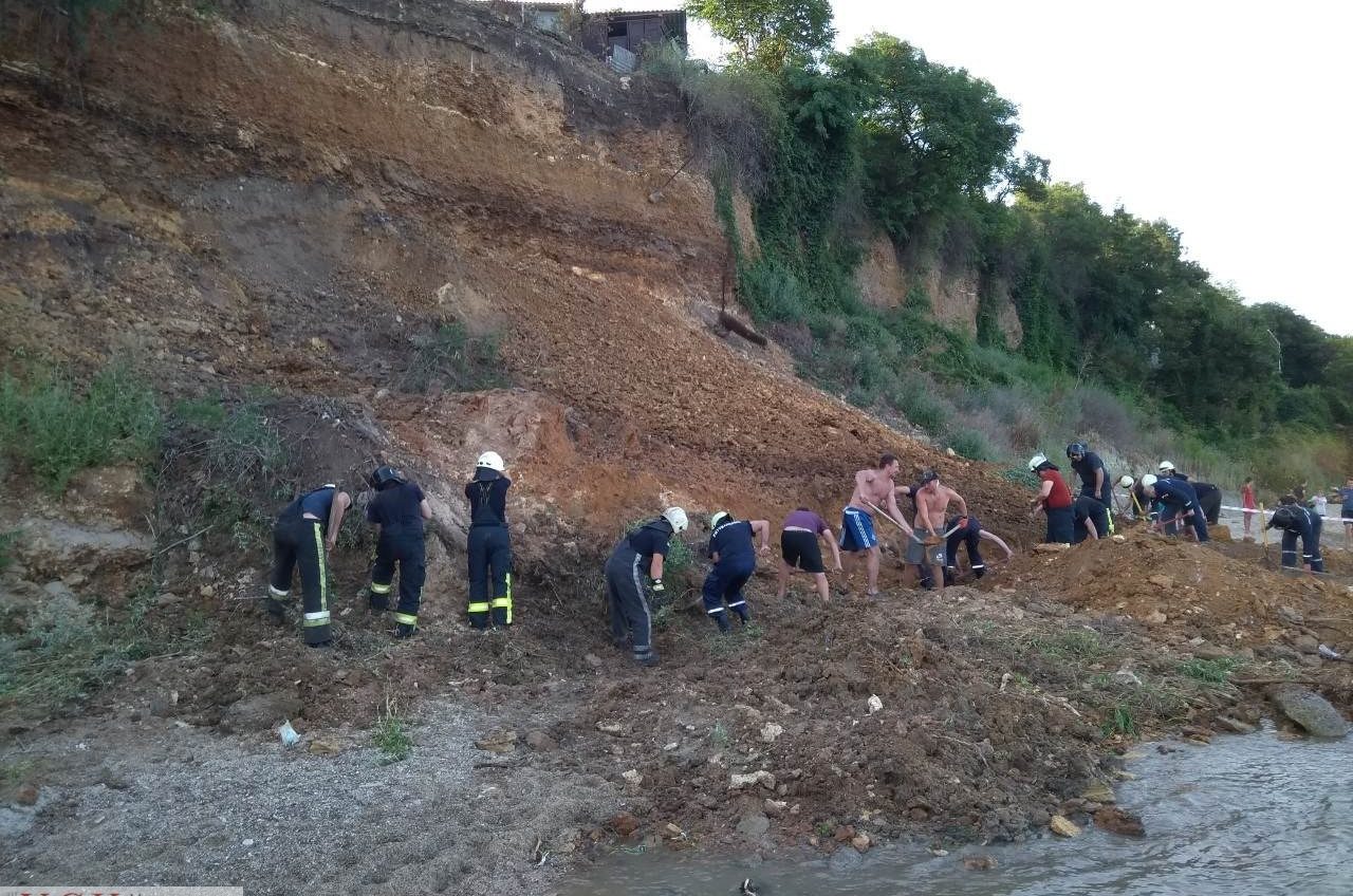 В Черноморке спасатели возобновили поиски на месте оползня «фото»