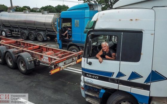 В Одессе усложняется ситуация с проездом в порт: местные жители прокалывают колеса фурам, а чиновники делают земельную документацию «фото»