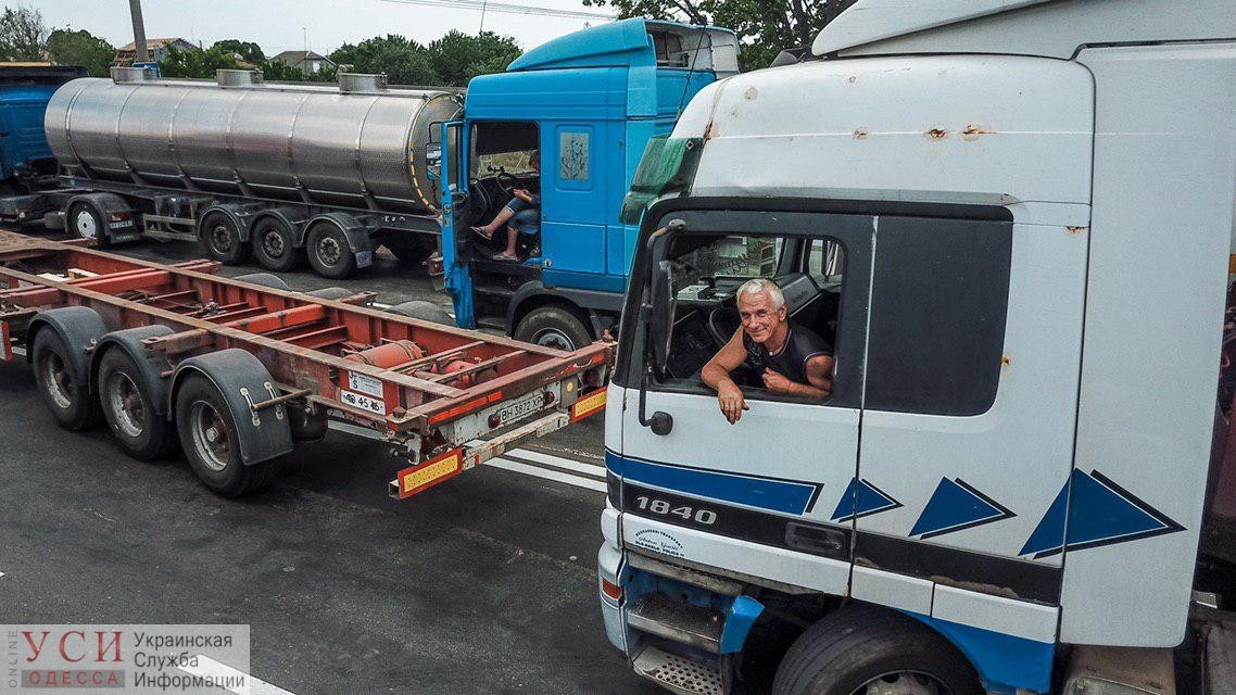 В Одессе усложняется ситуация с проездом в порт: местные жители прокалывают колеса фурам, а чиновники делают земельную документацию «фото»