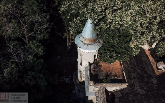 “Корпорация Монстров” поселилась в готическом замке на Французском бульваре (фото) «фото»