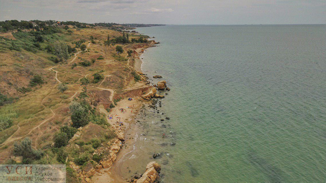 Чиновники говорят о нефтепродуктах на пляжах в Дофиновке, эколог пугает их вредом, а местные курортники вообще не знают о загрязнении «фото»