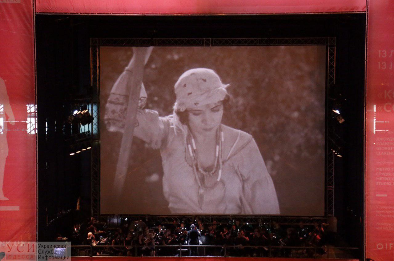 На Потемкинской лестнице показали немой фильм 1928 года в сопровождении оркестра и хора (фоторепортаж) «фото»