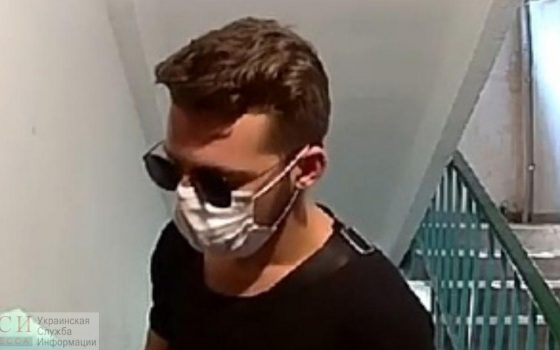 Жителей Черемушек напугал неизвестный, который фотографирует замки на входных дверях (фото, видео) «фото»