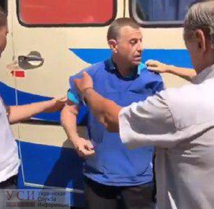 Пьяный водитель легковушки врезался в автобус Одесского кинофестиваля «фото»