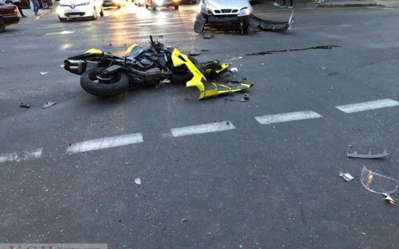 Появилось видео аварии на Канатной: мотоциклист хотел проскочить на красный (видео) «фото»