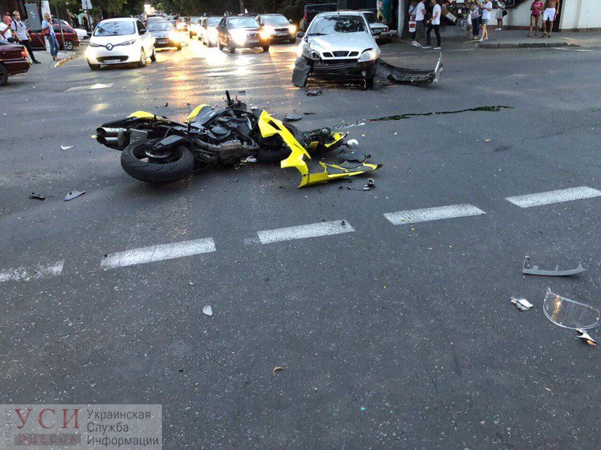 Пара на мотоцикле влетела в автомобиль в центре Одессы «фото»