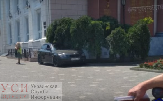 С видом на Оперный: в Одессе парковщик поставила 2 иномарки прямо на тротуаре (видео) usionline.com С видом на Оперный: в Одессе парковщик поставила 2 иномарки прямо на тротуаре (видео) «фото»