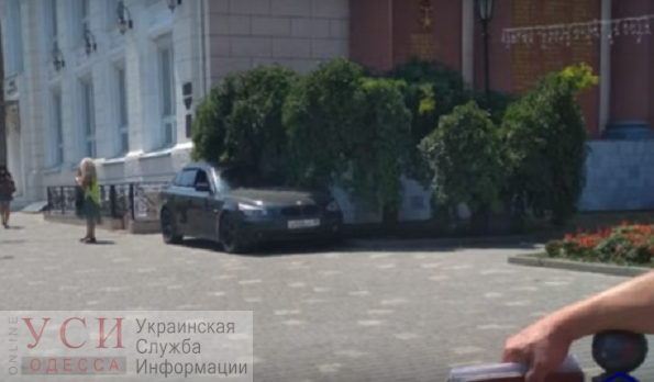 С видом на Оперный: в Одессе парковщик поставила 2 иномарки прямо на тротуаре (видео) «фото»