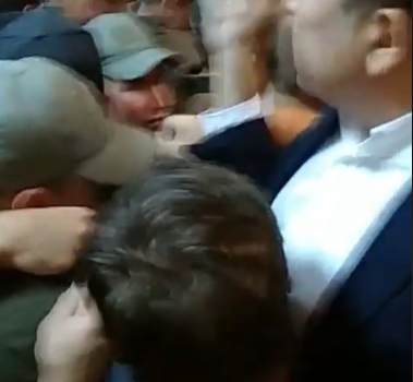 После оправдательного приговора Труханову в Малиновском райсуде началась драка (стрим) «фото»