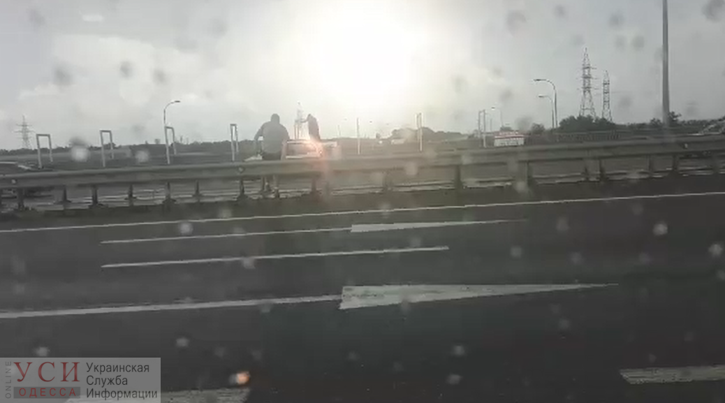 Разошлась с мужем: на Клеверном мосту мужчина спас одесситку, которая решила свести счеты с жизнью (видео) «фото»