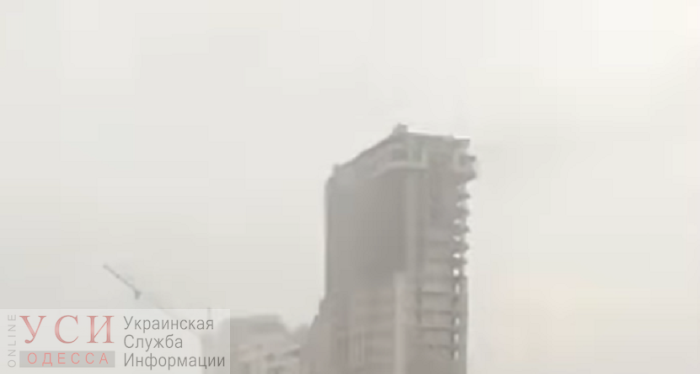 На Таирова со строящегося ЖК из-за сильного ветра вылетели стройматериалы (видео) «фото»