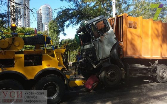 В Одессе мусоровоз столкнулся с грузовиком: есть пострадавшие (фото) «фото»