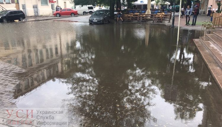 Последствия непогоды: за сутки одесские спасатели откачали 4 470 кубометров воды, затопившей дворы и подвалы «фото»