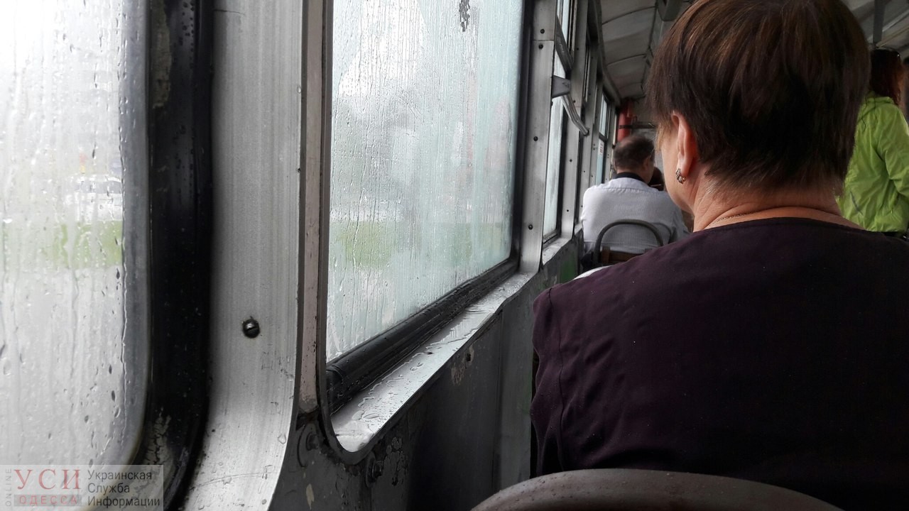 В Одессе из-за непогоды остановились трамваи, город застыл в пробках «фото»