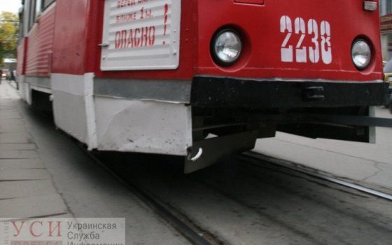 “Родился в рубашке”: на Люстдорфской дороге мужчина попал под трамвай и остался невредимым (видео) «фото»